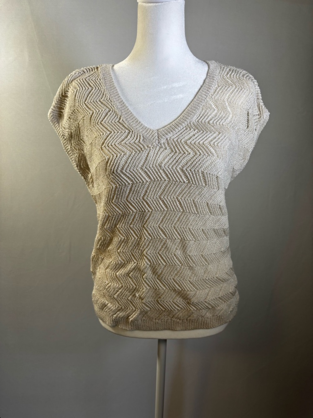 V-Neck Short Sleeve Knit Sweater top in Beige Size Medium
